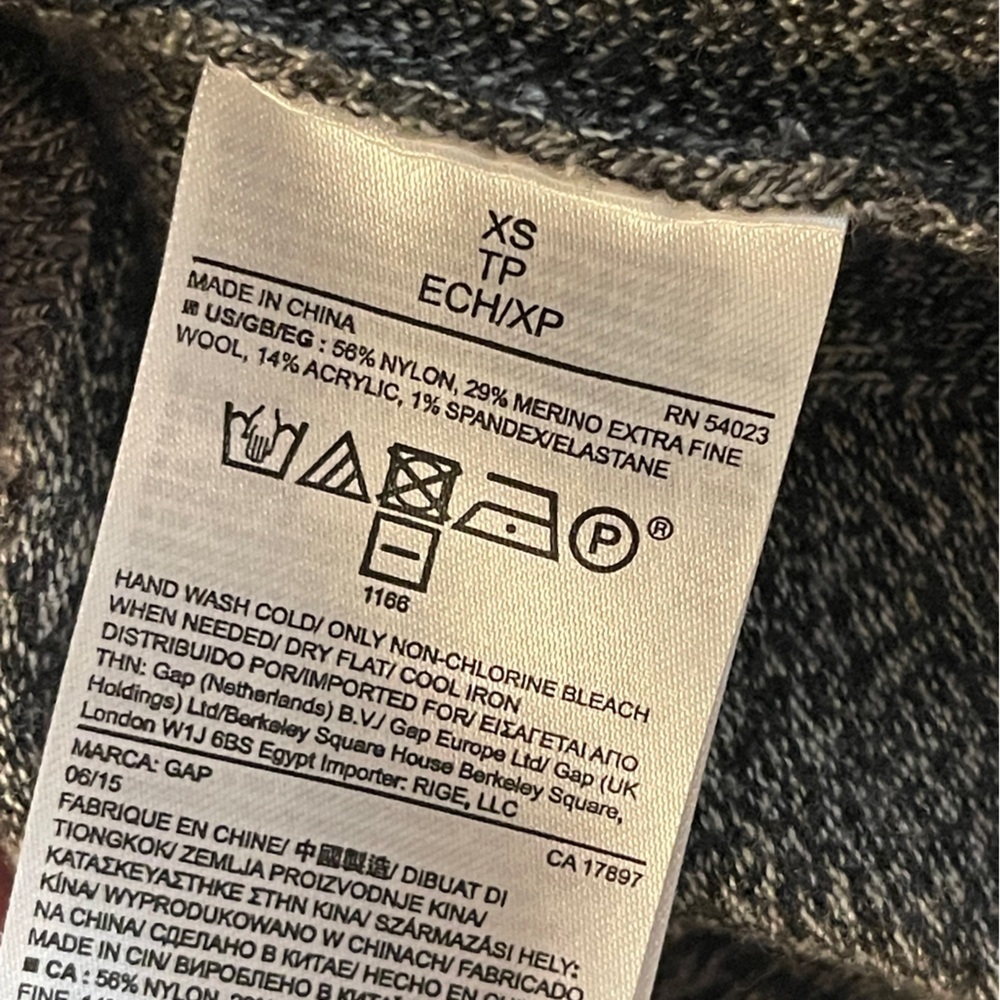 Gap Grey/Black Aztec Print Pullover Sweater Wool Blend Soft Ribbed Size XS - Picture 9 of 9